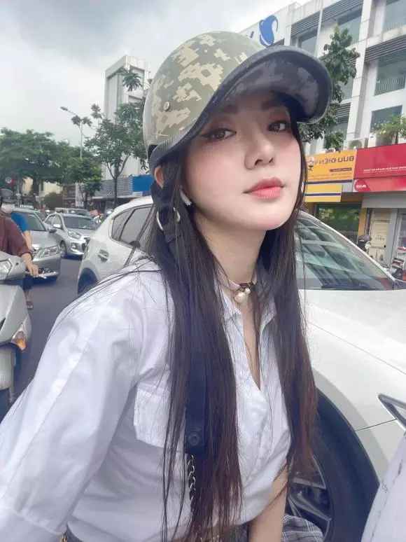 Điển hình mới đây, Tú Linh đã góp mặt trong sự kiện thời trang. Hot mom Hà thành trang điểm nhẹ nhàng, diện một set đồ với 2 màu đen trắng cơ bản.