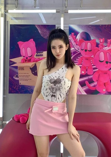 Chẳng cần phụ kiện cầu kỳ nhưng nhan sắc của cựu hot girl làm ai cũng phải xuýt xoa. Cô gây ấn tượng với vóc dáng thon gọn, làn da mịn màng, nhan sắc trẻ trung so với tuổi thật.