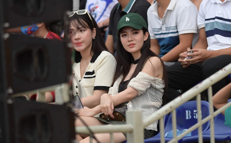 Nguyễn Tú Linh sinh năm 1991 (Hà Nội), là một trong những gương mặt nổi bật của giới trẻ.