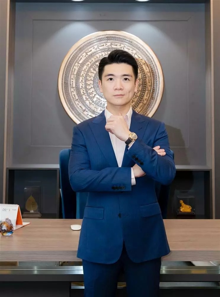 Anh trai Vinh Quang sở hữu ngoại hình điển triển.