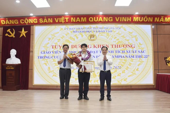 Giám đốc Sở GD&ĐT Trần Thế Cương và Phó Giám đốc Sở GD&ĐT Phạm Xuân Tiến trao thưởng đối với em Vũ Nguyên Sơn