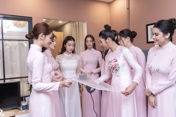 Sau đám cưới của 2 người đẹp, khán giả đang nóng lòng chờ ngày Ngọc Hân thông báo tin vui đến người hâm mộ.