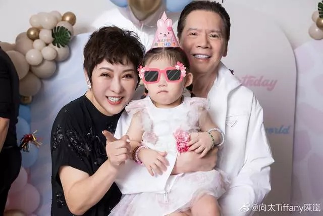 Cha mẹ Hướng Tả trong tiệc sinh nhật cháu