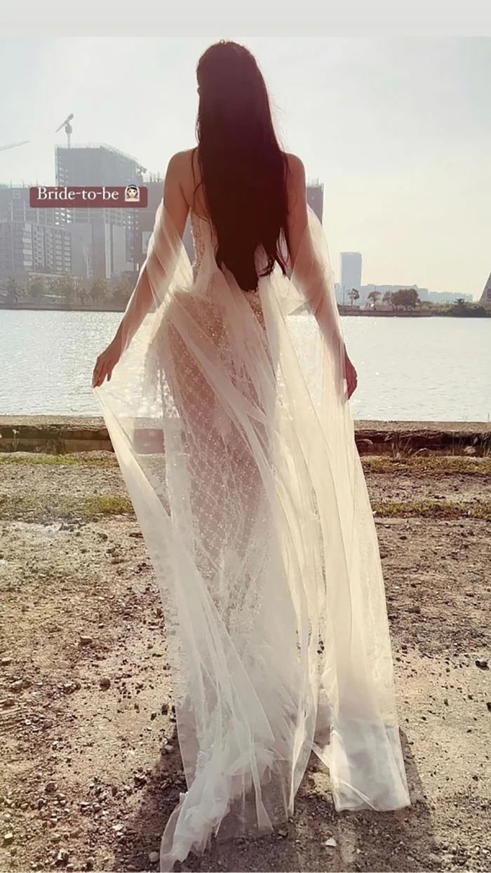 Mẫu váy cưới vừa được Lê Âu Ngân Anh 