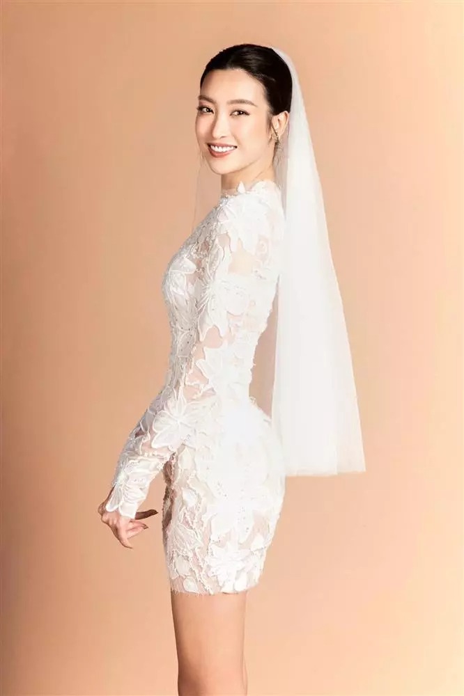 Theo chân xu hướng đồ cưới thế giới mùa FW22, thiết kế mang form dáng ballgrown không có tà dài thượt và mini/midi wedding dress được ứng dụng xuyên suốt, với điểm nhấn thời thượng từ voluminous ruffles.