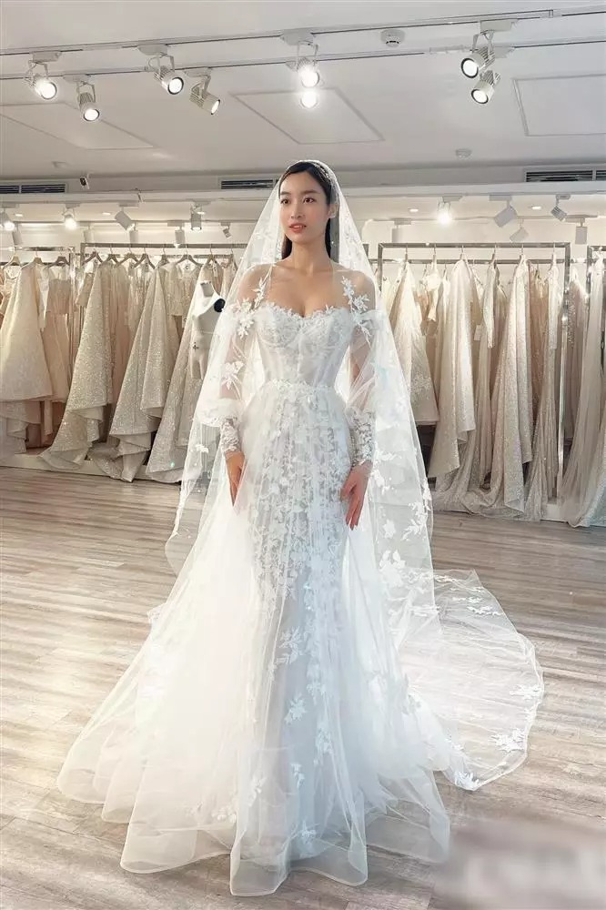 Mẫu váy cuối cùng có phom dáng corset tôn triệt để vóc dáng đáng ngưỡng mộ và vòng eo con kiến của chân dài 9X.