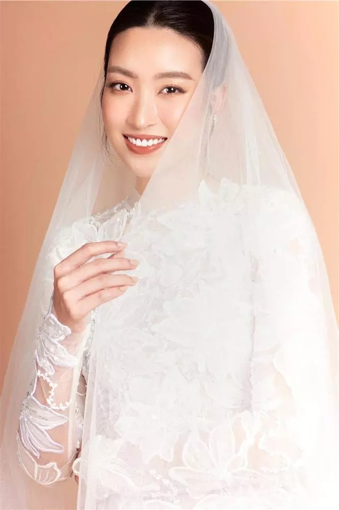 Vốn trung thành với hình ảnh thanh lịch, kín đáo và an toàn đến mức hơi nhàm chán, việc Đỗ Mỹ Linh chọn mẫu váy cưới body ôm sát và cực ngắn thế này khiến nhiều người bất ngờ.