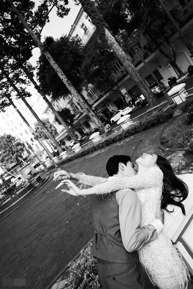 Cặp sao có bức ảnh cưới khá táo bạo.