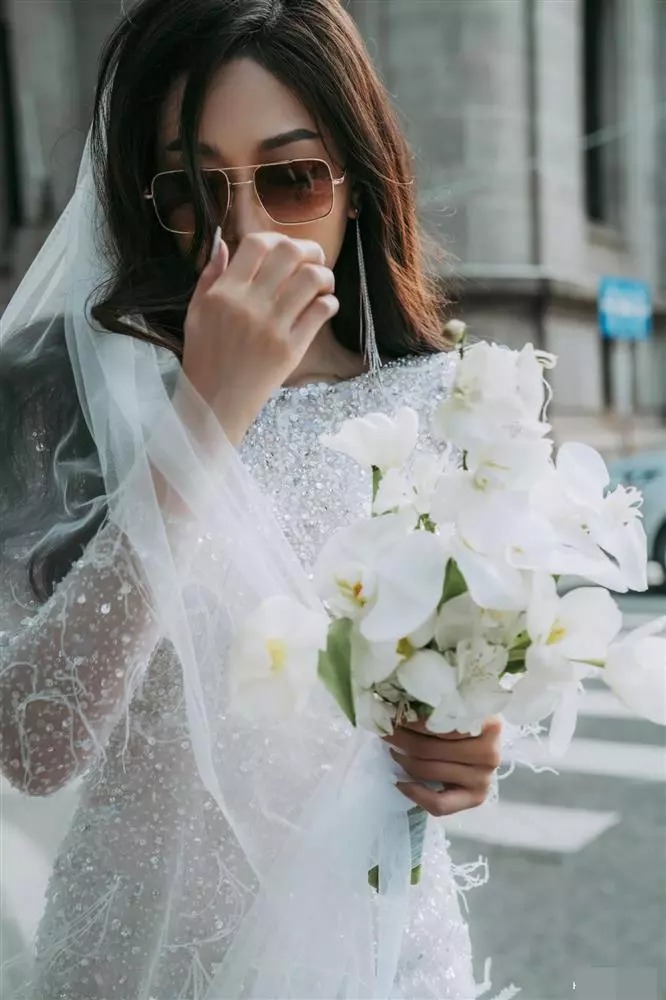 Phương Nga được nhận xét phá cách, cá tính khi diện váy cưới siêu ngắn ôm sát.