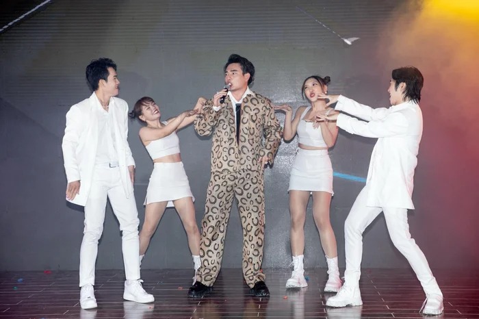 Sự hài hước, duyên dáng của nam diễn viên đã tỏa ra nguồn năng lượng tích cực tới đông đảo khán giả