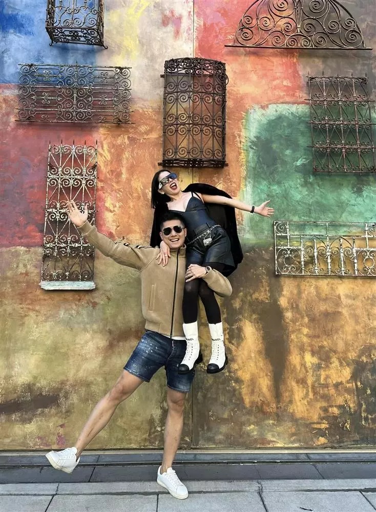 Tình trẻ nhấc bổng Lệ Quyên.