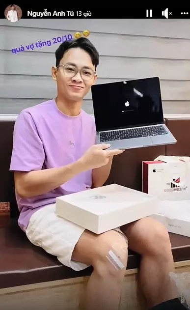 Ngược đời trong ngày Phụ nữ Việt Nam, diễn viên hài Nguyễn Anh Tú lại được nhận quà từ bà xã. Đó là một chiếc laptop đắt đỏ.