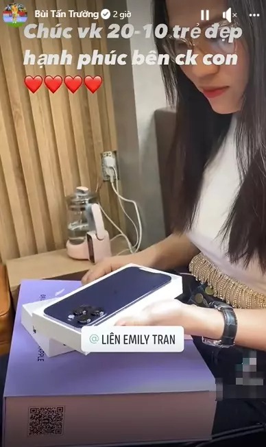 Thủ môn Bùi Tấn Trường tặng vợ chiếc Iphone xịn sò, hiện đại.