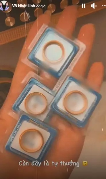 Ngoài ra, bà xã nam cầu thủ còn tự thưởng cho mình 4 chiếc nhẫn vàng nhân ngày 20/10.