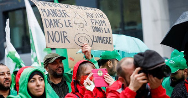 Một cuộc biểu tình phản đối giá năng lượng cao tại thủ đô Brussels - Bỉ ngày 20-10 Ảnh: REUTERS