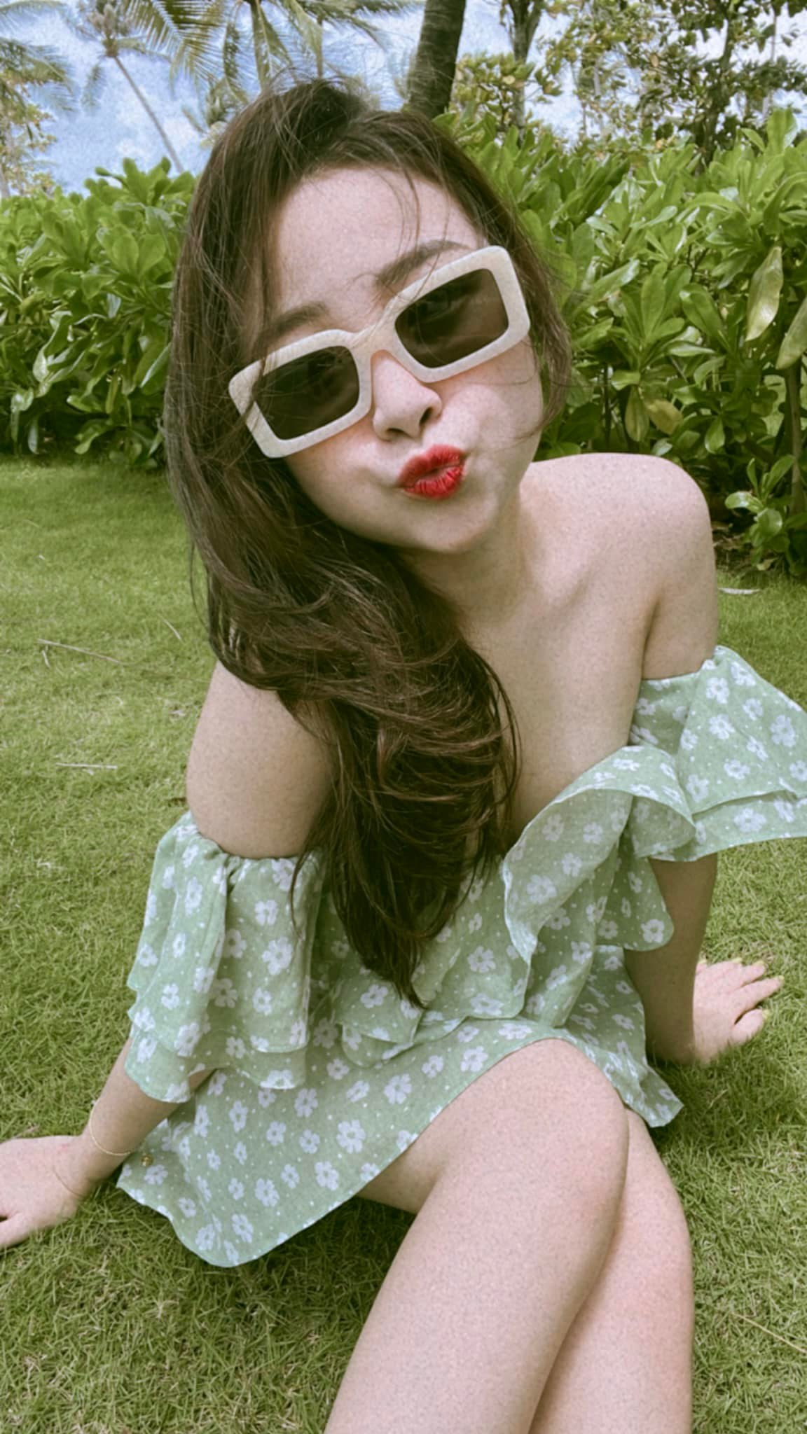 Không còn dáng vẻ ngây thơ như trước đây, Nhật Linh của hiện tại quyến rũ và cuốn hút.