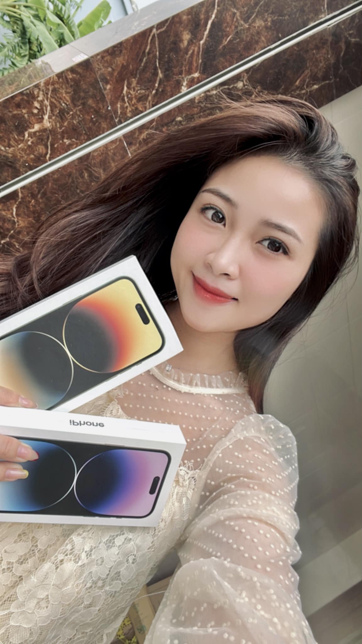 Trong 3 năm Võ Nhật Linh hạ sinh 2 người con. Tháng 8/2020, Nhật Linh hạ sinh con gái đầu lòng, tên gọi thân mật là Dâu Tây. Tháng 4/2022, cô nàng sinh cậu con tai thứ 2, tên gọi ở nhà là Khoai Tây.