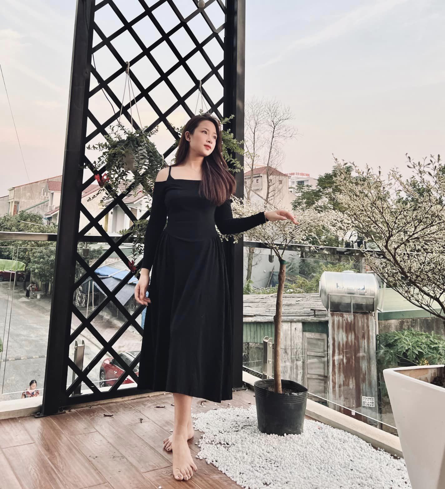 Võ Nhật Linh (sinh năm 1997, Nghệ An), là vợ cầu thủ Phan Văn Đức, cô từng nổi tiếng với hình ảnh cô giáo mầm non xinh đẹp, dễ thương.