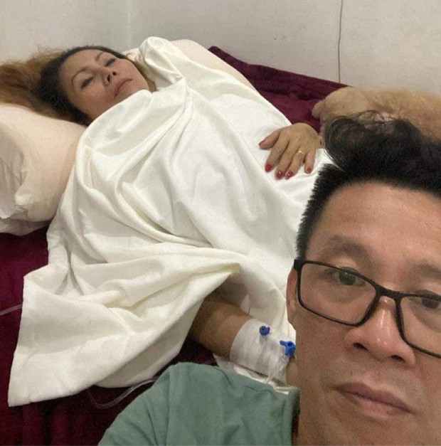 Hình ảnh Nguyệt Thu trên giường bệnh và chồng là nghệ sĩ Tuấn Lộc