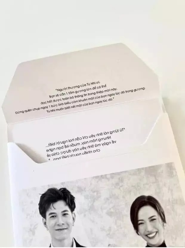 Thiệp mời của cặp đôi được in chữ ngược, khách phải sử dụng gương để đọc.