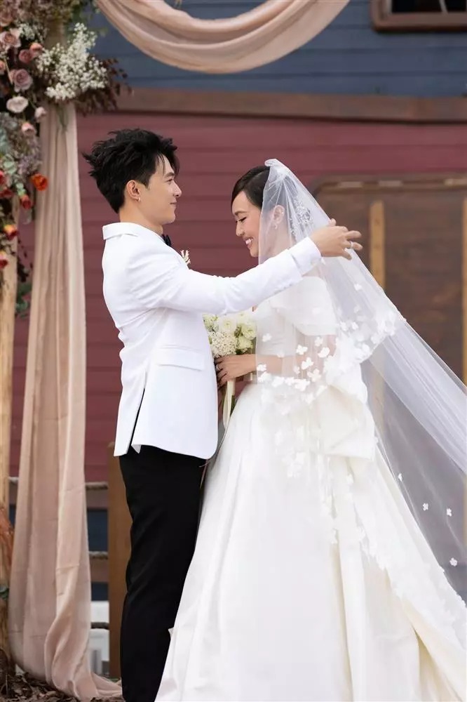 Ngày 10/10 vừa qua, đám cưới Diệu Nhi - Anh Tú được tổ chức hoành tráng tại Phan Thiết. Đây là cái kết đẹp cho cặp đôi sau 7 năm gắn bó.