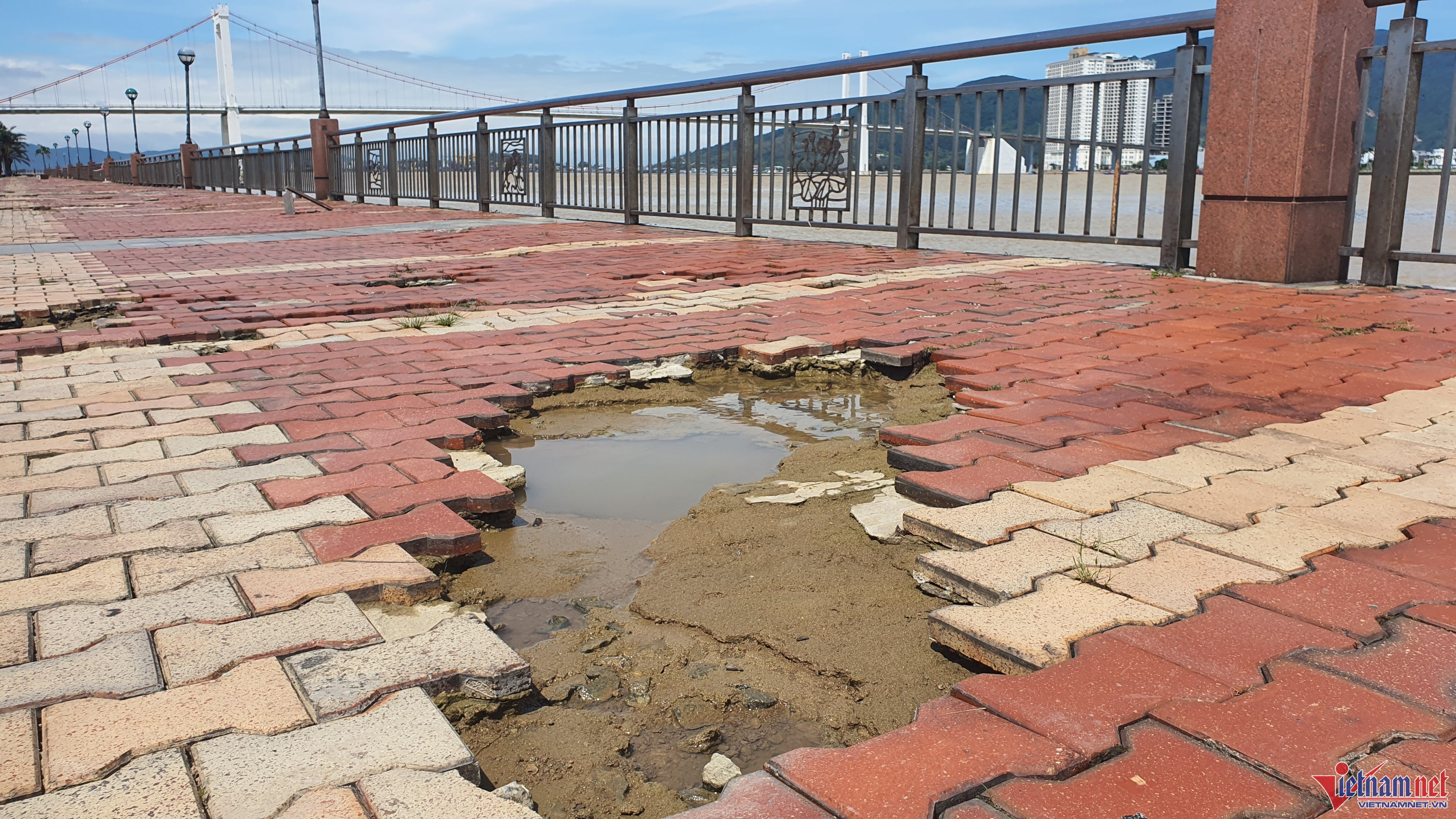 Gạch lát vỉa hè nhiều nơi bị bong tróc, hư hỏng 