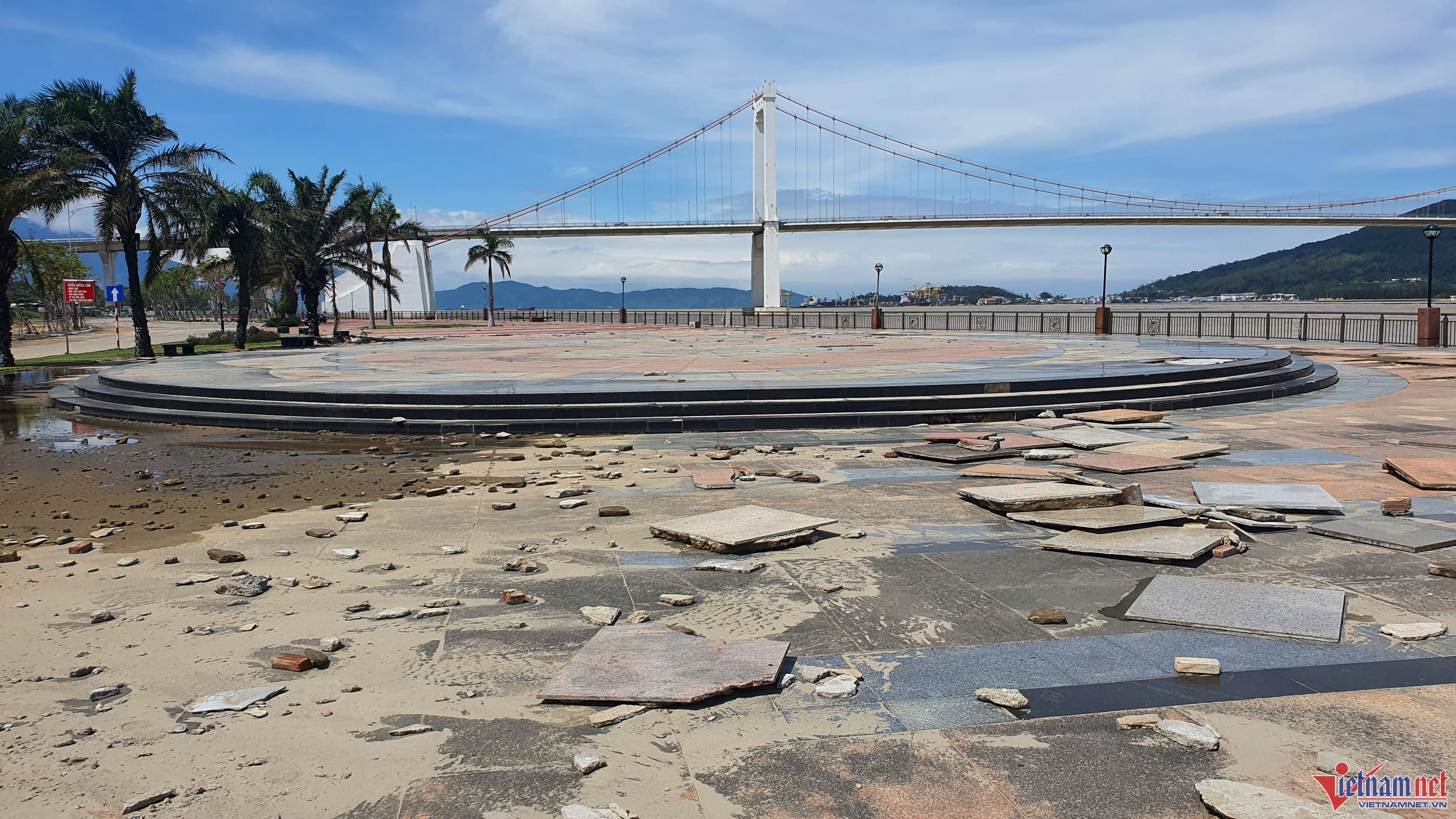 Gạch lát vỉa hè bị hất tung lên mặt đường, bong tróc nham nhở