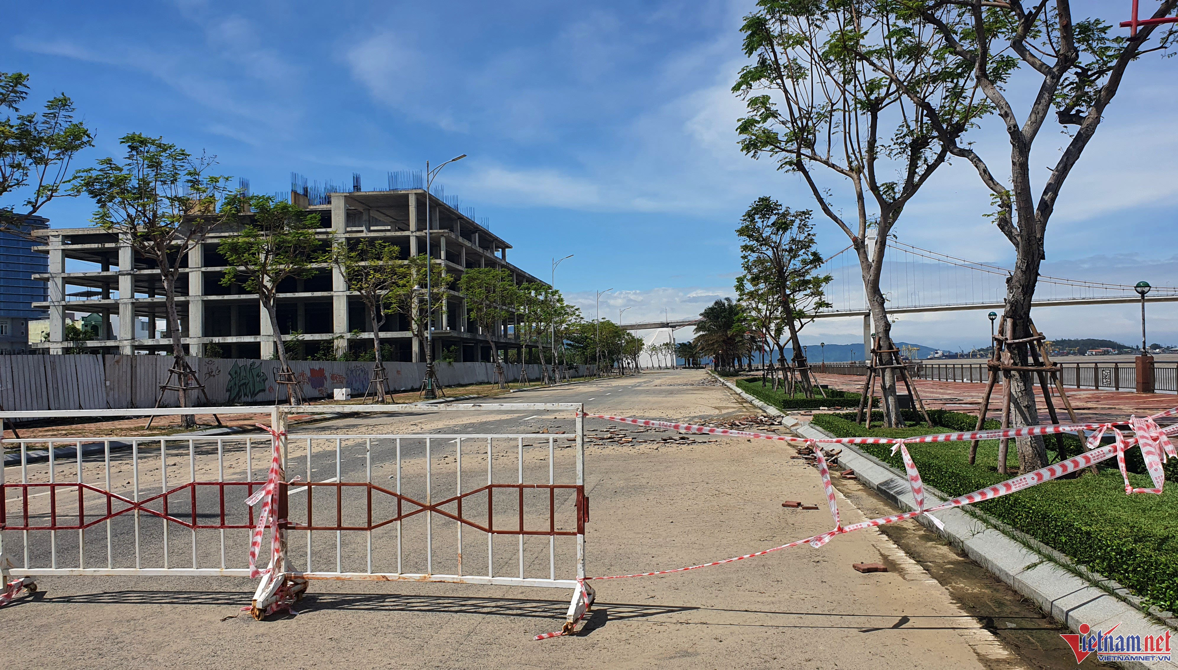 Ngày 20/10, ngành chức năng TP Đà Nẵng giăng dây cảnh báo, đặt rào chắn trên tuyến đường Như Nguyệt (phía Tây sông Hàn, phường Thuận Phước, quận Hải Châu) nhằm hạn chế người dân và phương tiện đi lại để đảm bảo an toàn.