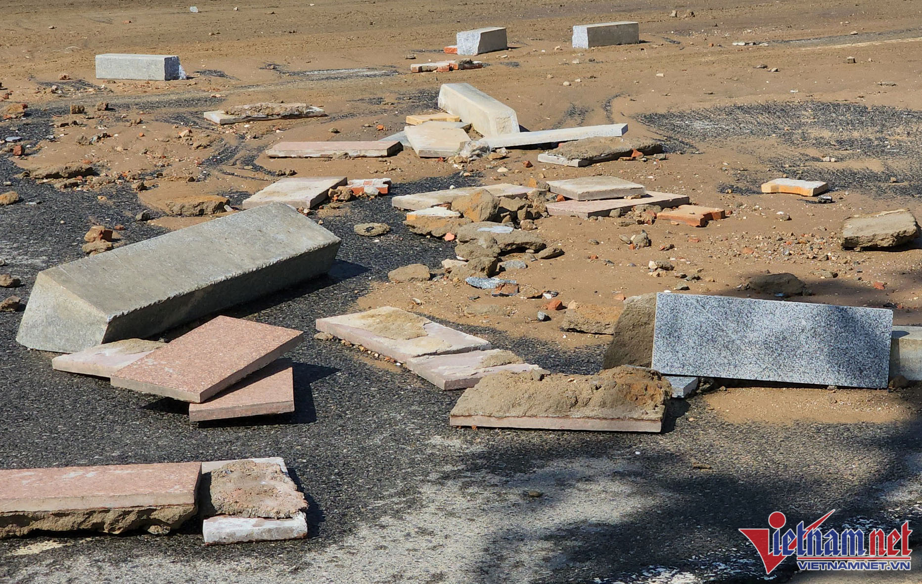 Các vị trí hư hỏng kéo dài gần 500 m từ phía cầu Thuận Phước về đường Trần Phú.