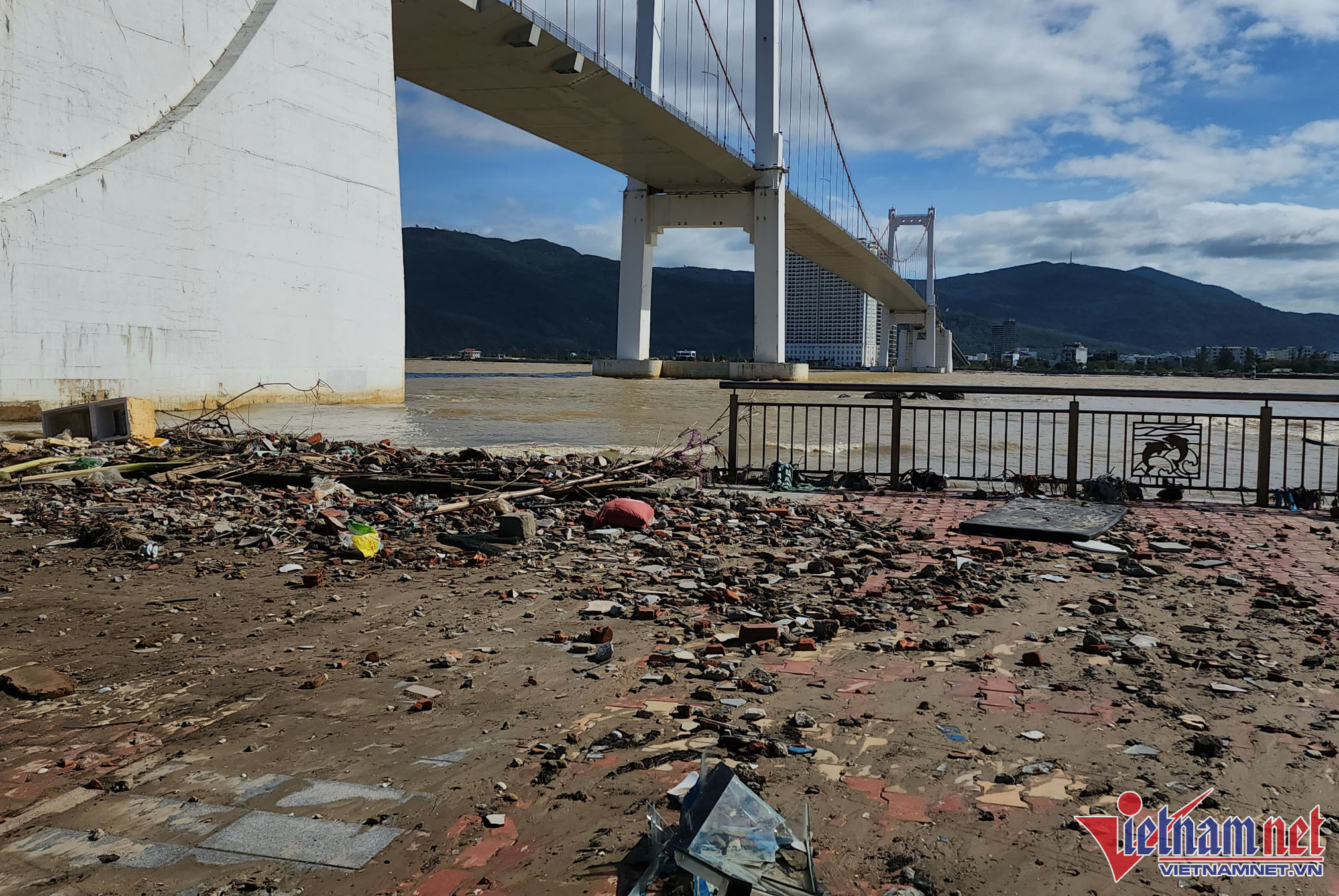 Đến sáng 20/10 khi nước đã rút hết, nhiều đoạn vỉa hè đường Như Nguyệt bị sóng đánh hư hỏng nặng. 