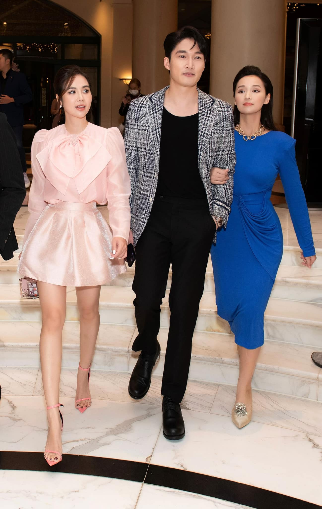 Bộ ba thân thiết tới dự tiệc cưới. 