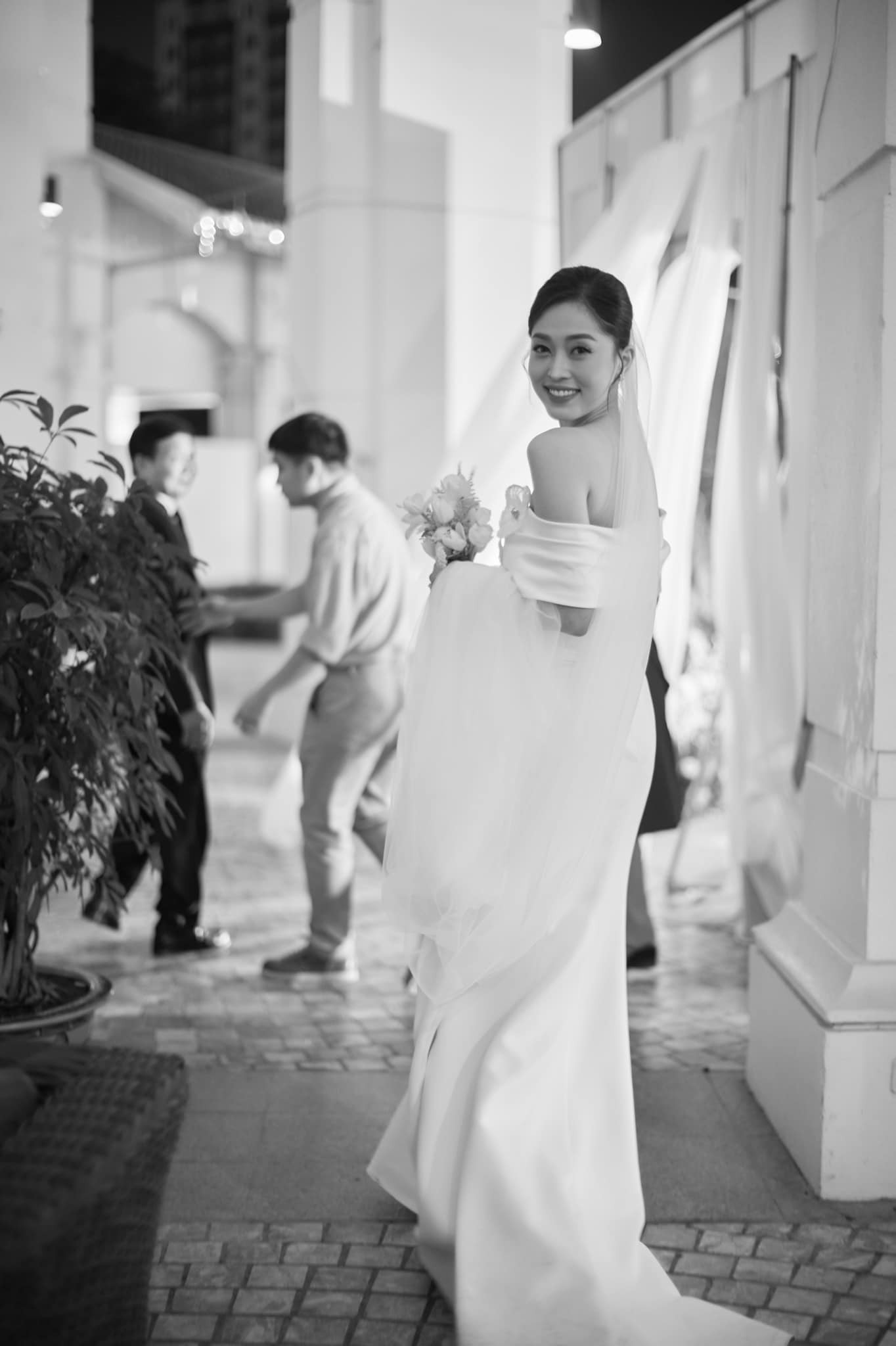 Cô dâu Phương Nga xinh đẹp dịu dàng trong chiếc váy cưới đơn giản, tinh tế và sang trọng.