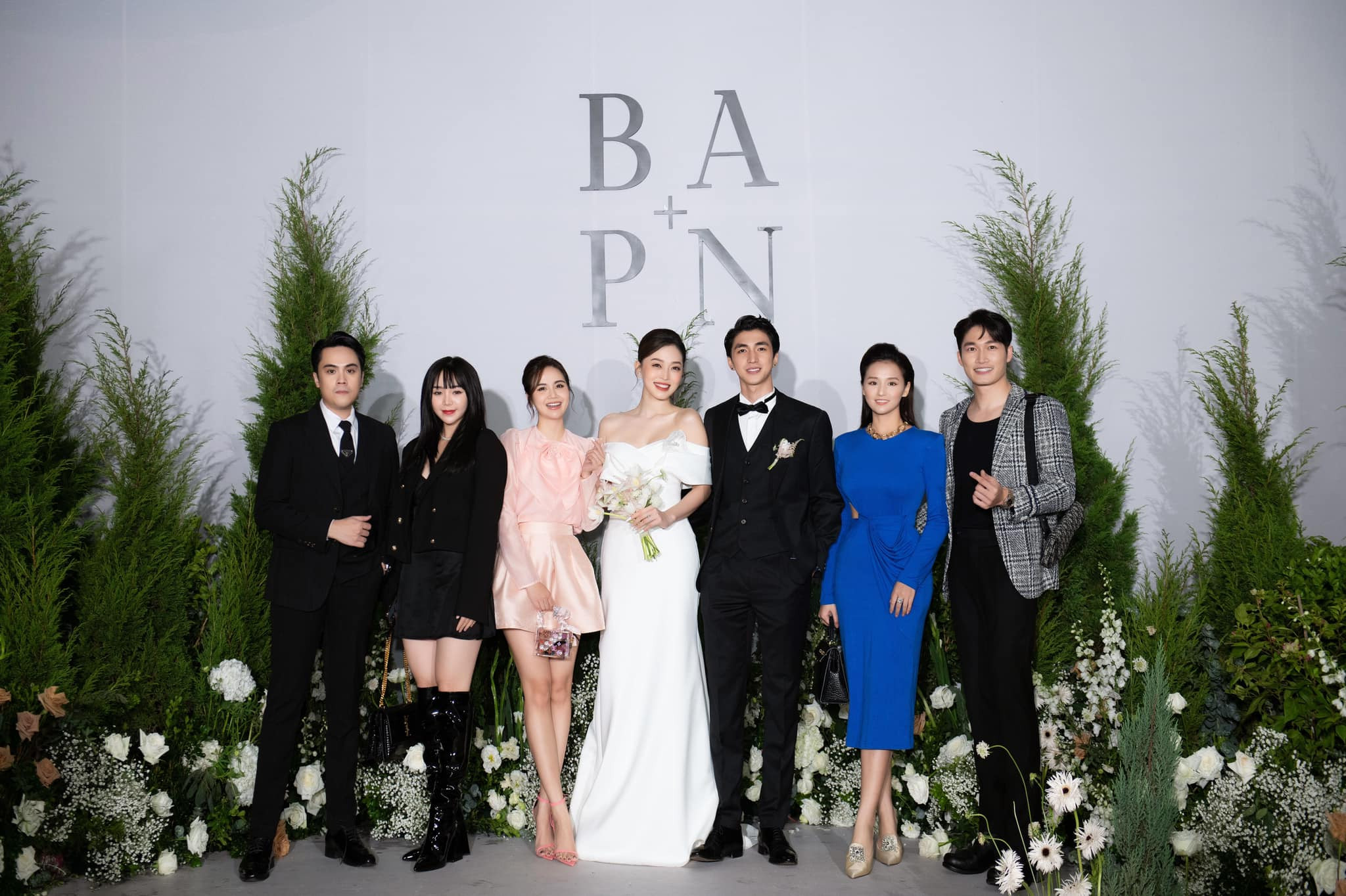 Đúng 18h, cô dâu Quỳnh Nga và chú rể Bình An đón khách dự lễ cưới. Lã Thanh Huyền, Phan Minh Huyền, Đình Tú, Quỳnh Kool và Thái Dũng có mặt từ sớm để chúc mừng cho cặp đôi.