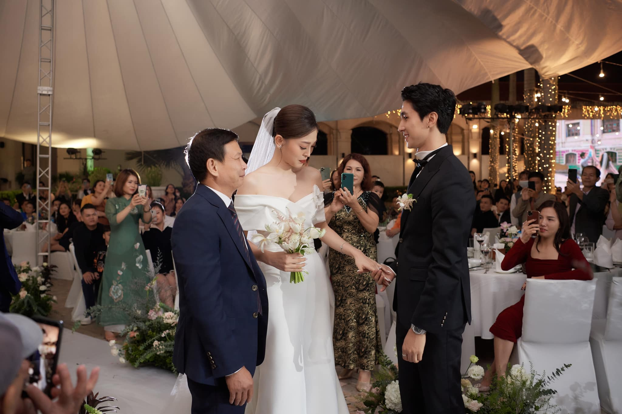 Phương Nga không giấu nổi sự xúc động khi được bố dắt tay vào lễ đường.