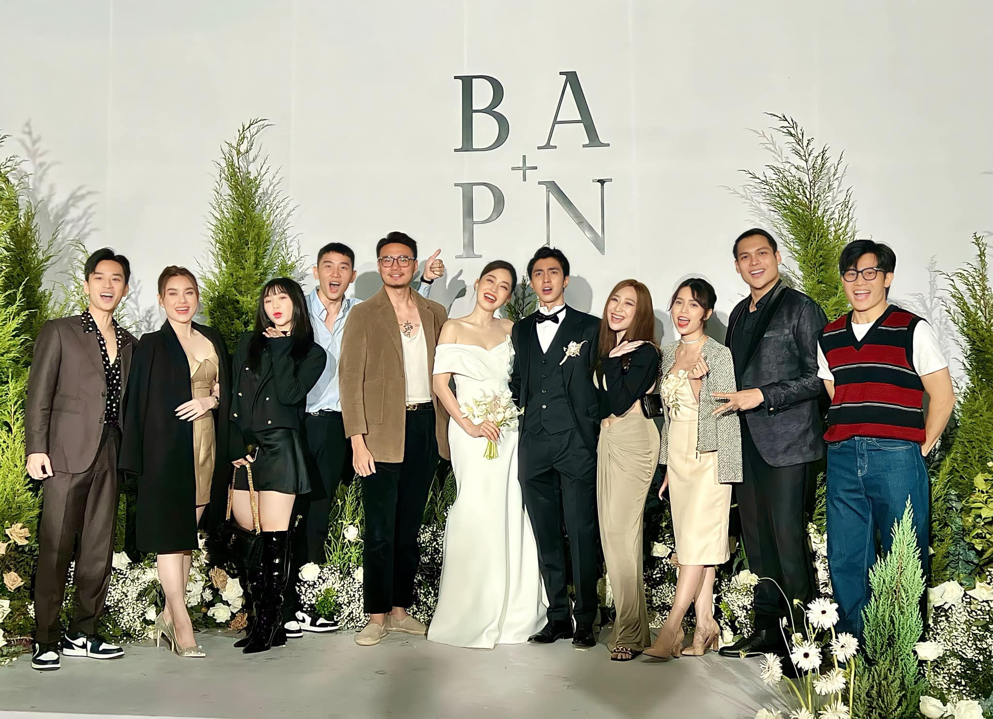 Bạn bè đồng nghiệp diễn viên tới vui vẻ chụp hình mừng hạnh phúc cô dâu chú rể.