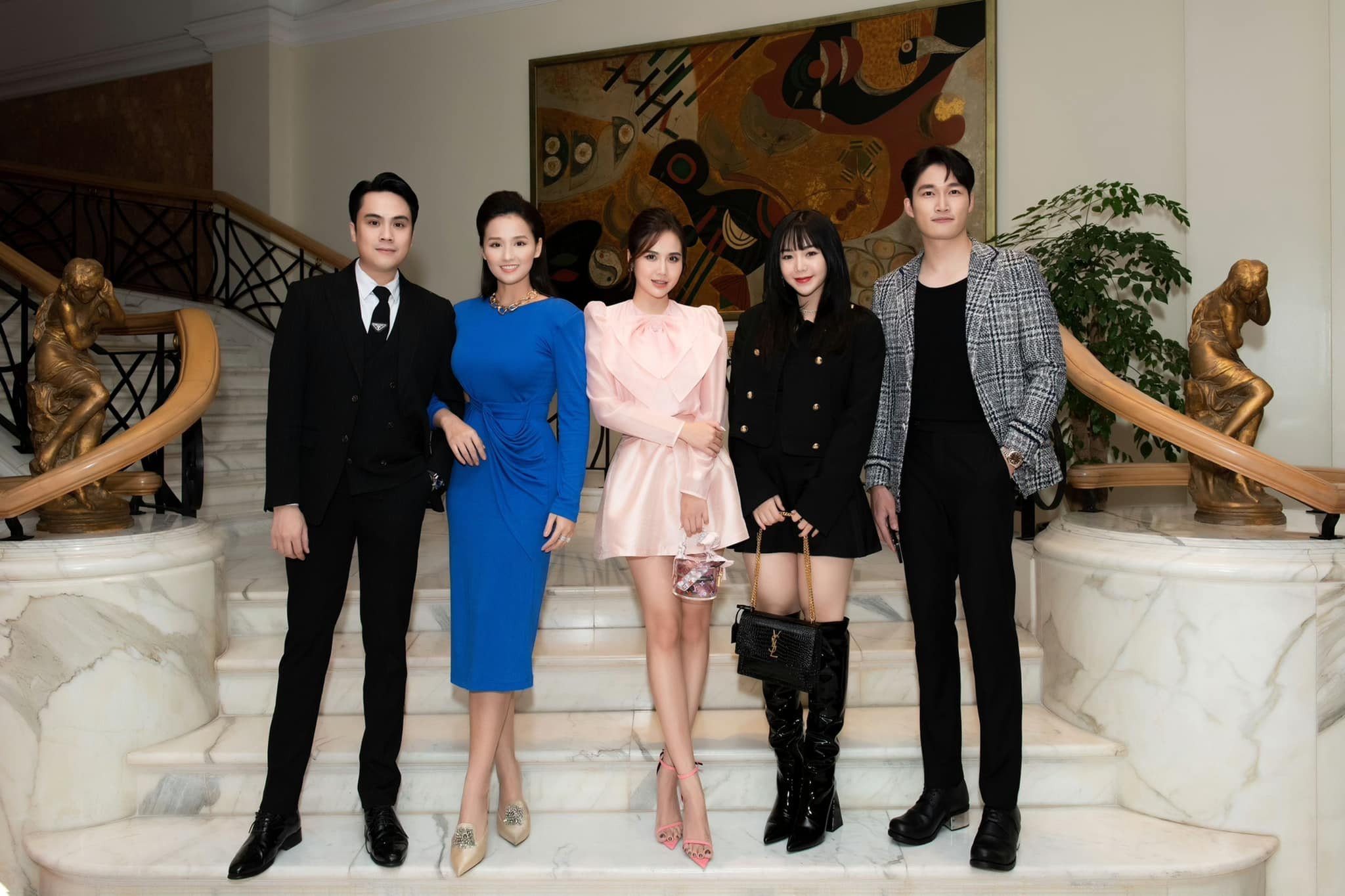 Phan Minh Huyền xinh đẹp dịu dàng với váy hồng. Dàn khách mời đều diện trang phục trang nhã, ngoại trừ màu trắng.