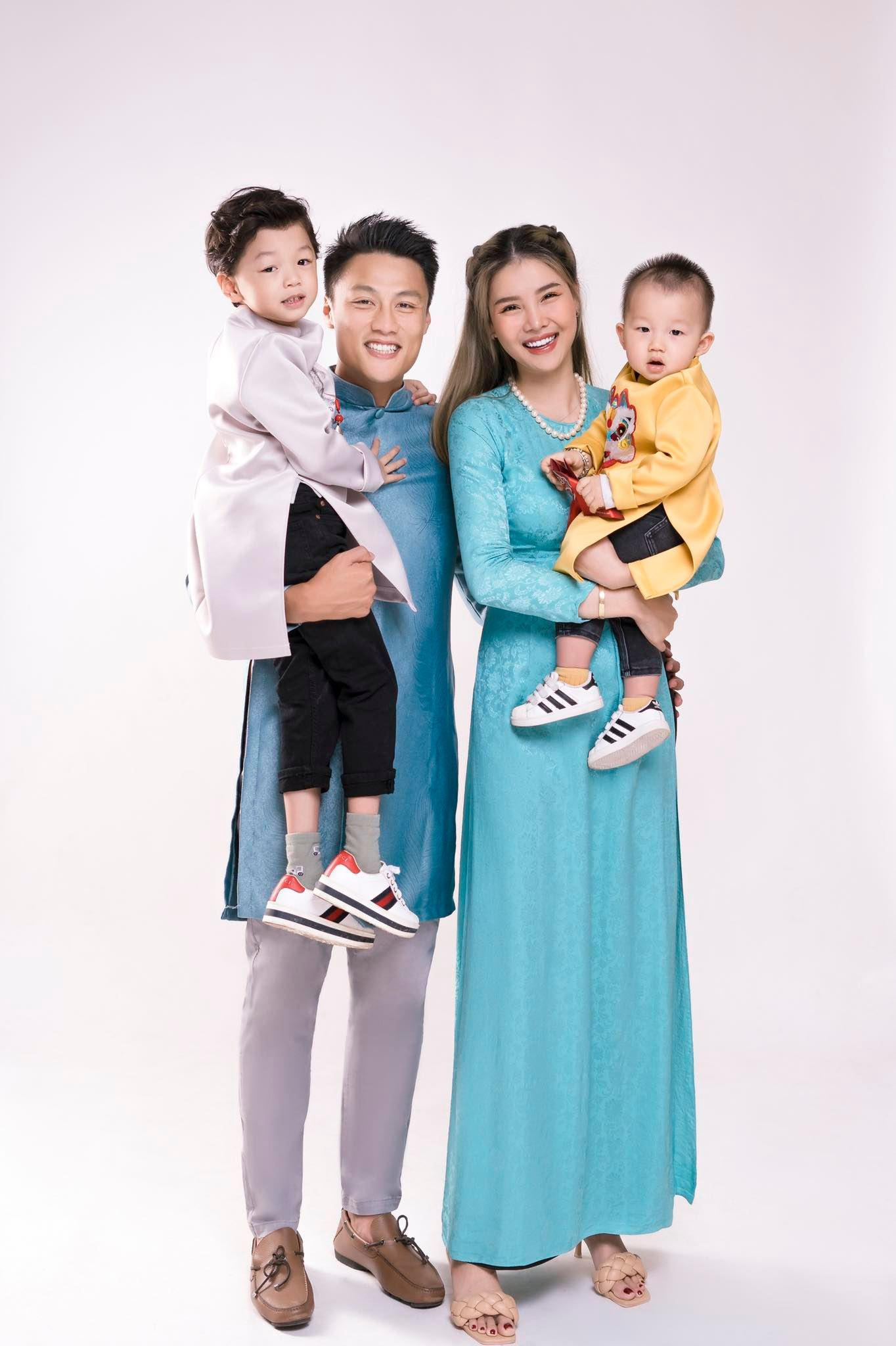 Cầu thủ Mạc Hồng Quân dù xa nhà nhưng khi có thời gian là về Hà Nội đoàn tụ với vợ con. Chia sẻ về việc không muốn Kỳ Hân tham gia showbiz, Mạc Hồng Quân nói rằng vì không muốn vợ vất vả, chứ không phải vì lo lắng điều gì khác.