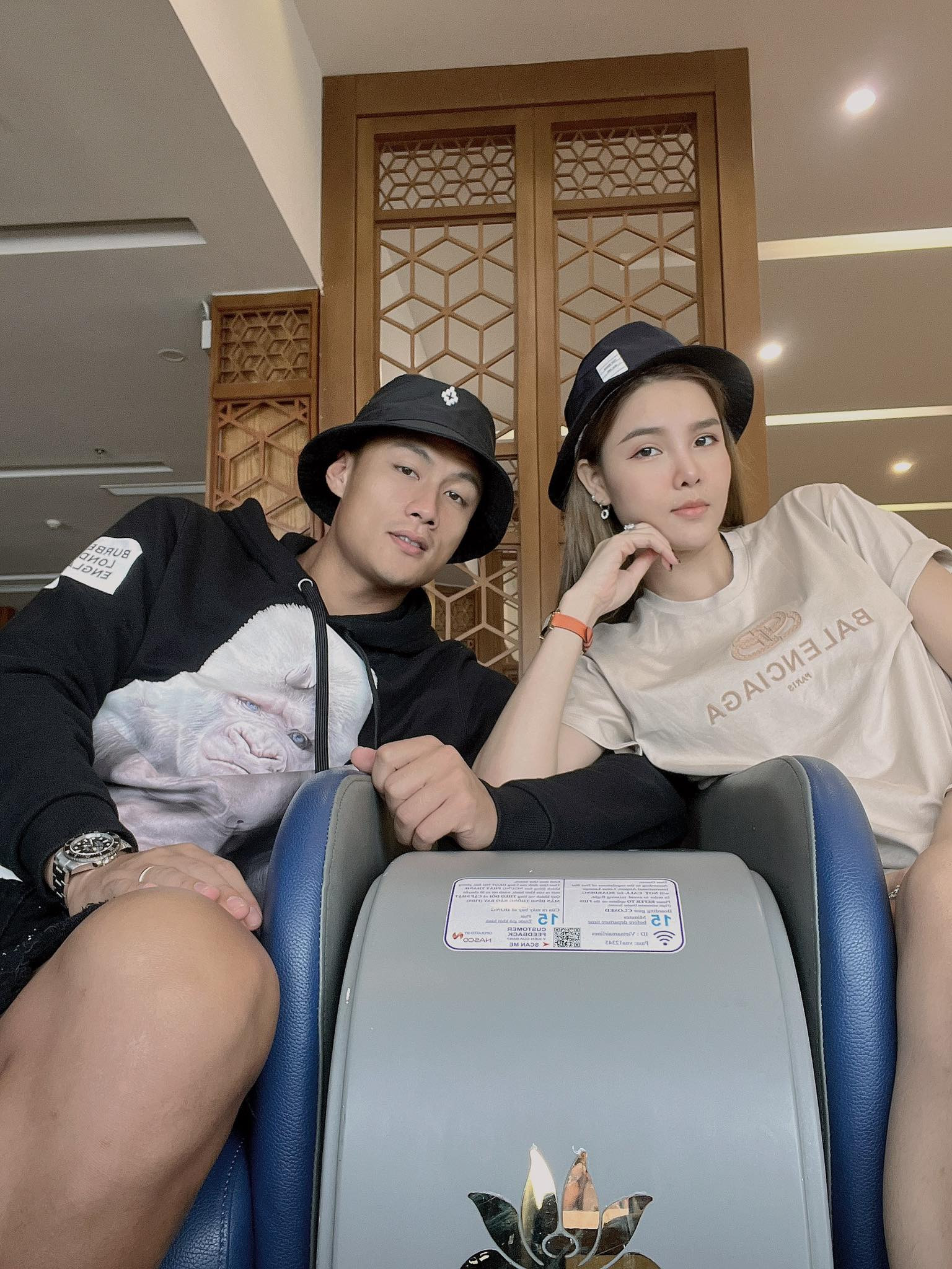 Kể từ sau khi kết hôn, Kỳ Hân gần như không tham gia vào hoạt động showbiz, lui về hậu phương tập trung chăm sóc gia đình để chồng phấn đấu sự nghiệp.