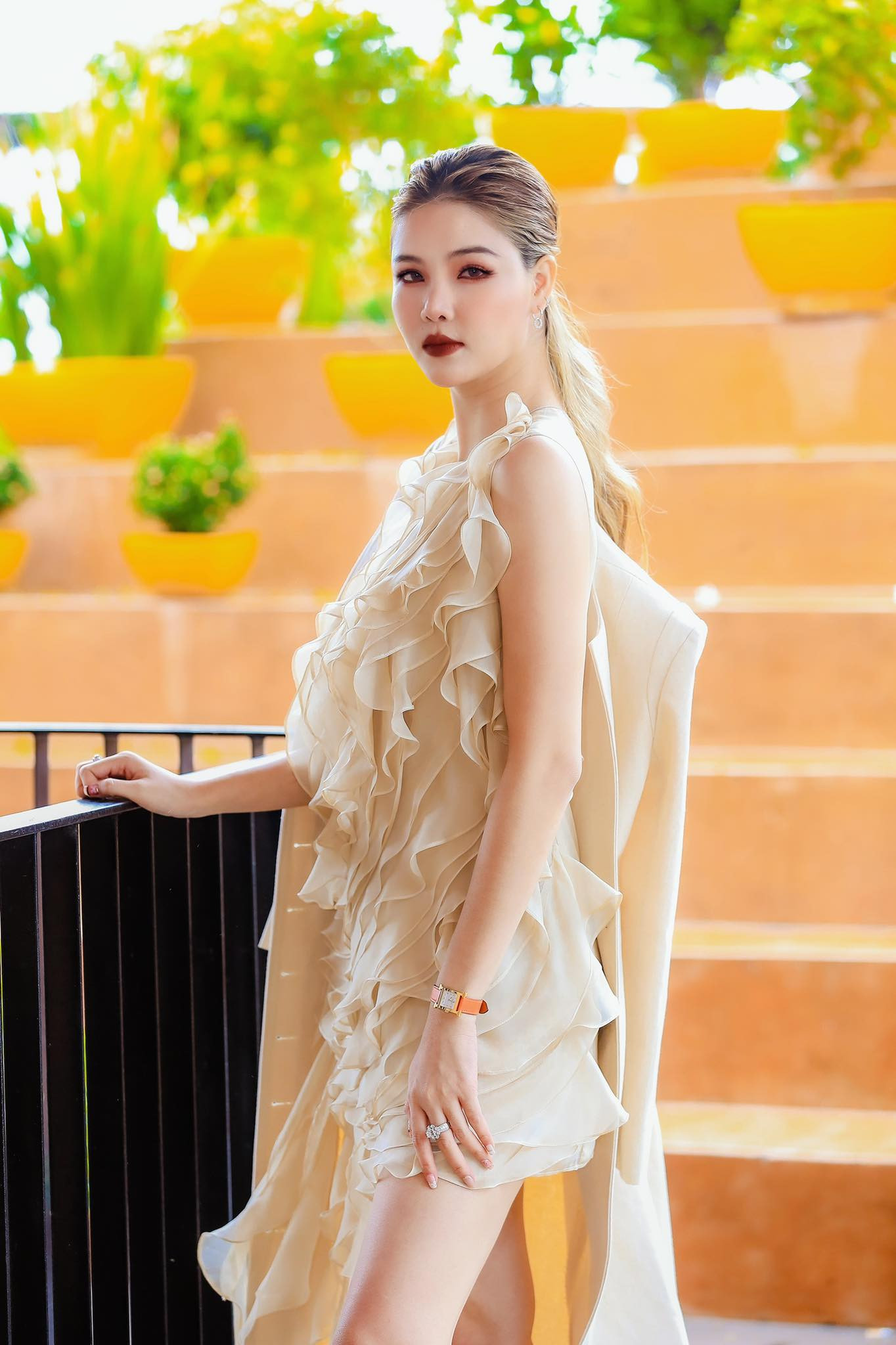 Kỳ Hân sở hữu đôi chân 1m18 với chiều cao lý tưởng 1,78 m. Năm 2012 khi mới 17 tuổi, Kỳ Hân từ Sóc Trăng lên TP. HCM lập nghiệp và chỉ 2 năm sau đó, cô đã xuất sắc giành giải Nhất Siêu mẫu châu Á – Asia Model Festival Awards tại Hàn Quốc (năm 2014). 