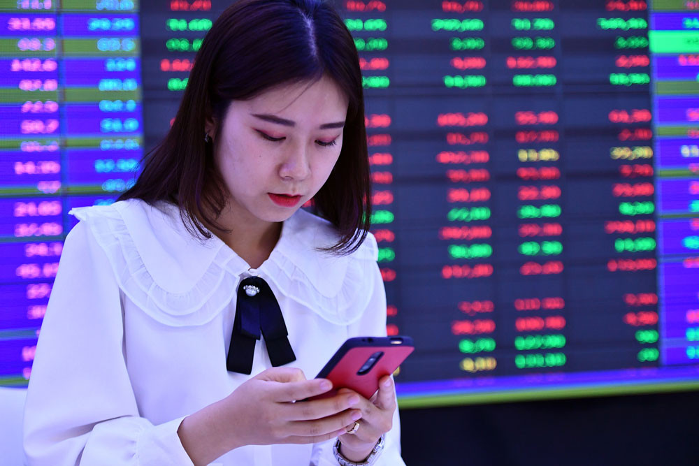 Thị trường chứng khoán không còn rực rỡ như trong năm 2021 mà đang lao dốc thê thảm, khiến nhiều doanh nghiệp đầu tư vào cổ phiếu thua lỗ. (Ảnh: Hoàng Hà)