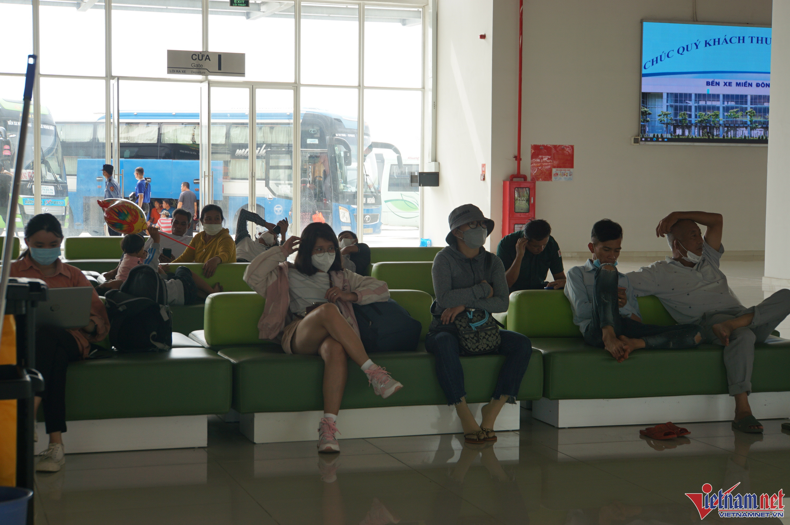 Bến xe Miền Đông mới hiện nay hoạt động vẫn chưa hiệu quả do kết nối hạ tầng chưa đồng bộ, thiếu thốn cơ sở hạ tầng phục vụ hành khách cũng như hoạt động vận tải