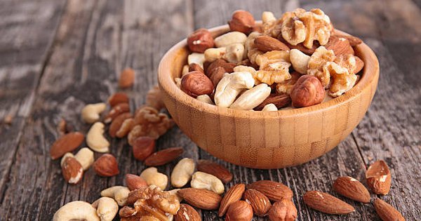 Nghiên cứu của Anh cung cấp thêm bằng chứng cho thấy ăn vặt bằng các loại hạt, đặc biệt là hạnh nhân, không những không hại mà còn tốt cho sức khỏe - Ảnh minh họa từ Internet