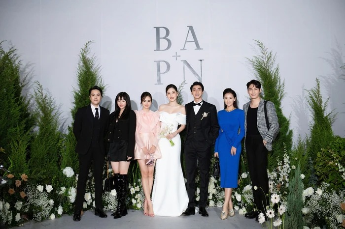 Hình ảnh Đình Tú và Huyền Lizzie trong lễ cưới Bình An - Phương Nga tối 21/10.