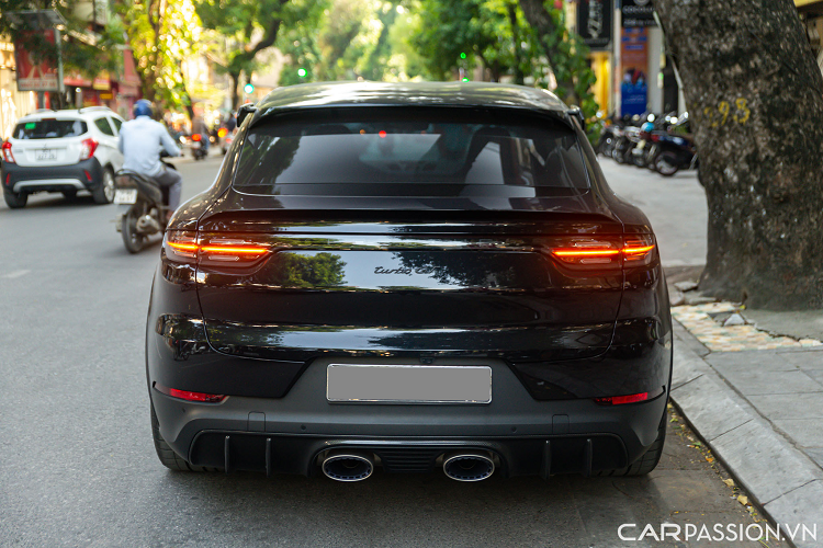 Với những tinh chỉnh cùng mức công suất đầu ra ấn tượng, Porsche Cayenne Turbo GT hàng hiếm mang biển số Nam Định này có tốc độ tối đa lên tới 297 km/h, khả năng tăng tốc từ 0-100 km chỉ trong 3,3 giây. 