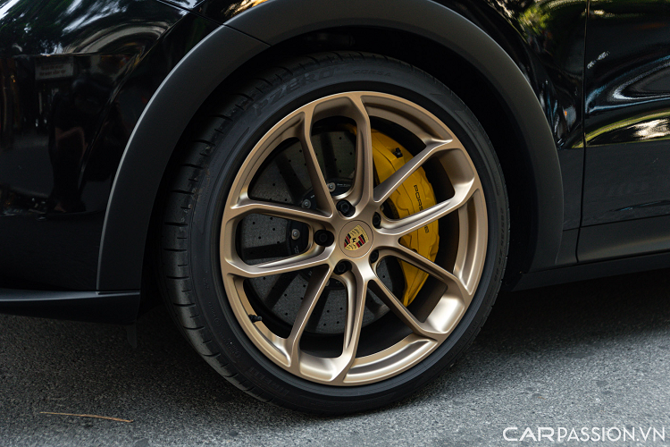 Porsche Cayenne Turbo GT được trang bị bộ mâm độc quyền GT Design kích thước 22 inch sơn vàng. Lốp xe đặc biệt từ Pirelli và hệ thống treo khí nén được gia cố chắc chắn hơn 15%. Bên cạnh đó, xe còn được lắp đặt hệ thống phanh hiệu năng cao (PCCB) cải tiến để tăng hiệu quả sử dụng của chi tiết này.