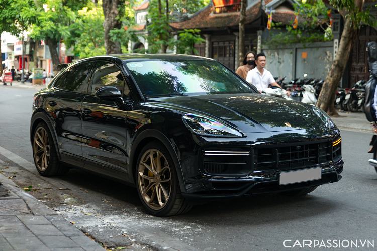 Khoang nội thất của Cayenne Turbo GT được trang bị ghế thể thao, bọc Alcantara và các bề mặt thông gió độc quyền, tựa đầu thêu dòng chữ 