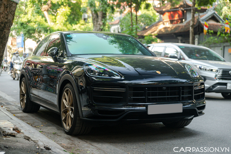 Màn hình giải trí trung tâm kích thước 12,3 inch hiển thị bản đồ, định vị, kết nối bluetooth, Apple Carplay/Android Auto. Phiên bản này chỉ có cấu hình 4 chỗ thay vì 5 chỗ.