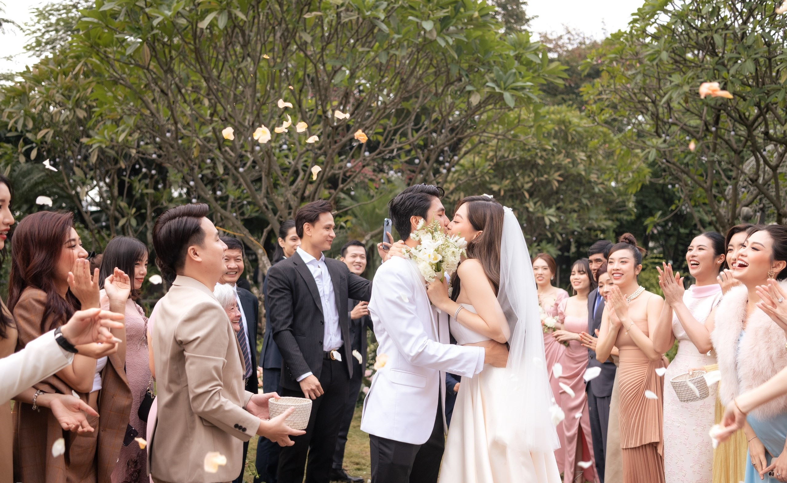 Cả hai giành cho nhau nụ hôn ngọt ngào trước sự chứng kiến của mọi người. Có thể thấy Hoa hậu Ngọc Hân, Đỗ Mỹ Linh, Á hậu Thùy An là những gương mặt tới sớm nhất chúc mừng người chị em của mình.