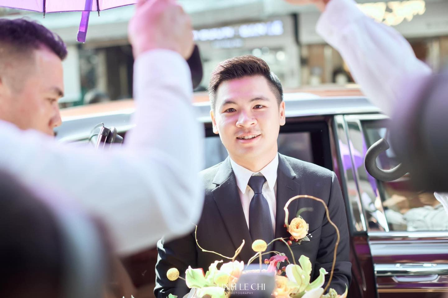 Chú rể Đỗ Vinh Quang bước xuống từ siêu sang Rolls-Royce Phantom 