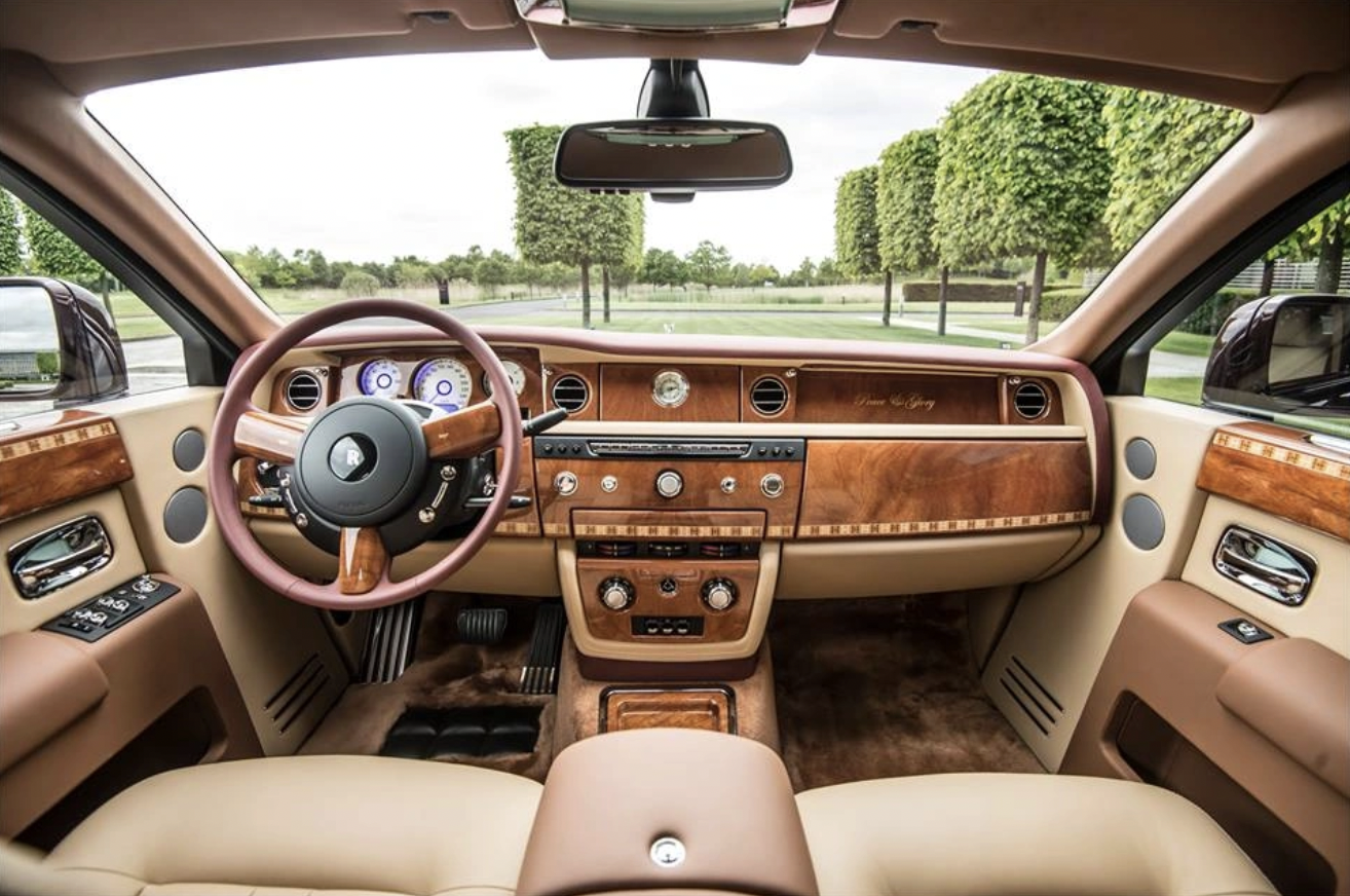 Nội thất sang trọng bên trong xe với biểu tượng chữ H xuất hiện ở nhiều vị trí.